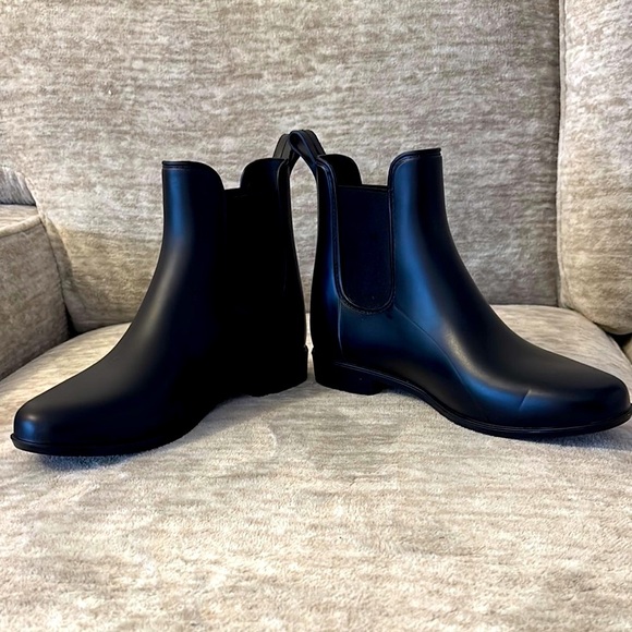 Stylish Black Chelsea Boots - Picture 5 of 6